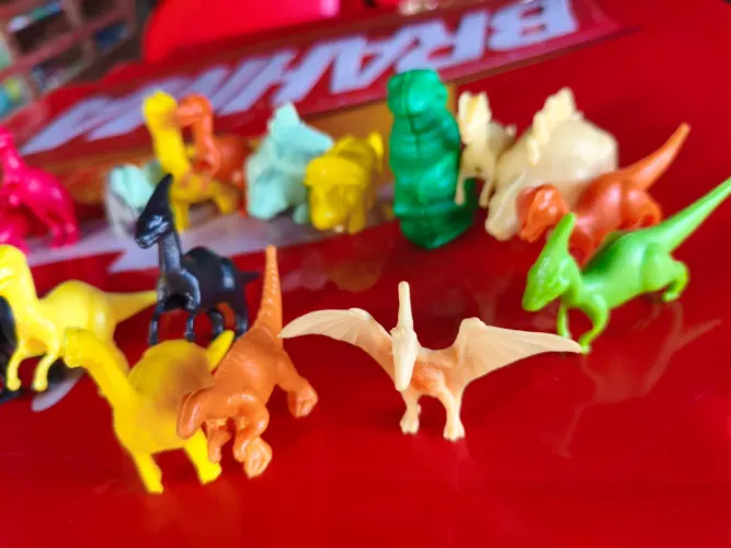 Dinossauros coloridos de plástico
