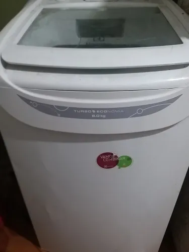 Vendo maquina de lavar roupas de 8 quilos ( watt * )