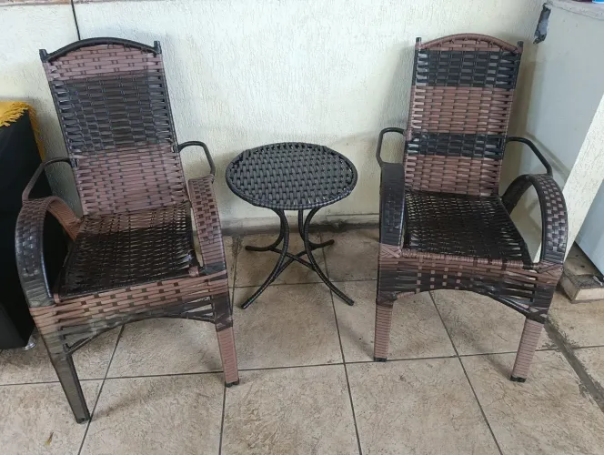 Kit de mesa com 2 cadeiras em junco vime sintético reforçada.