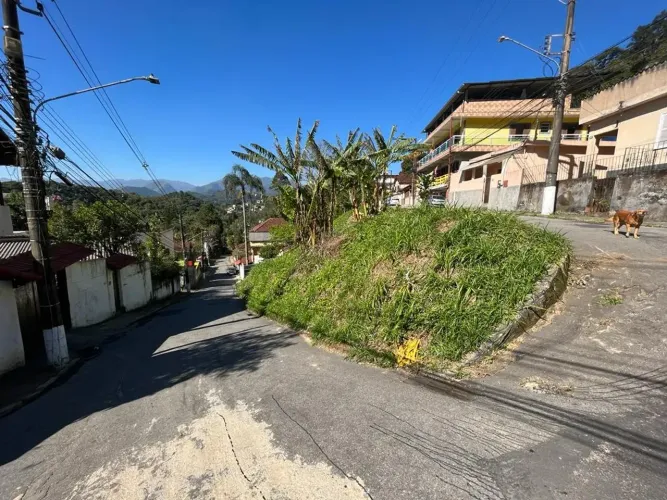 Terreno com acesso por duas ruas com 430 m² próximo do Cremerie