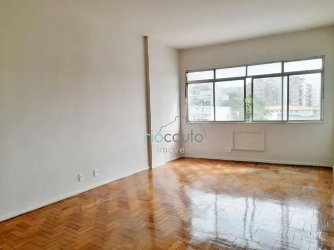 Rua Cândido Benicio. Apto reformado com 2 dormitórios + dependências + vaga, aluguel ou à