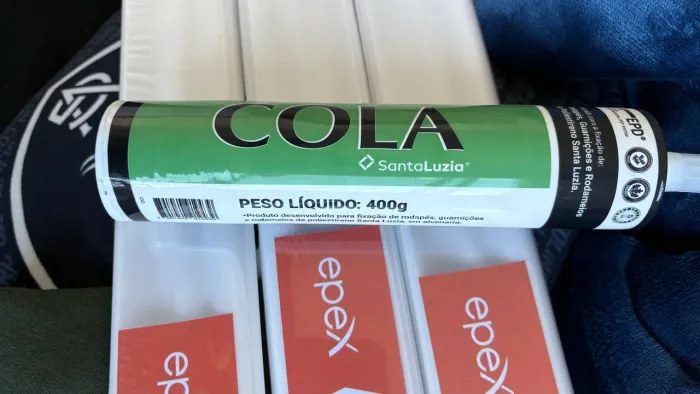 3 unidades (12 metros) Roda teto poliestireno extrusado F50 APEX + Cola específica