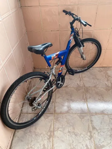 Bicicleta Montain Bike. Aro 26 alumínio. Quadro aço carbono. Full Suspension. 18 marchas