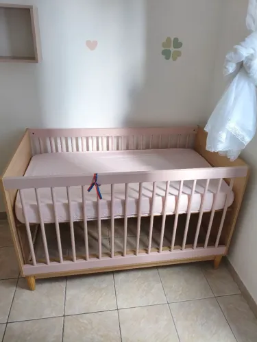 Kit quarto infantil com berço + cômoda + 3 nichos