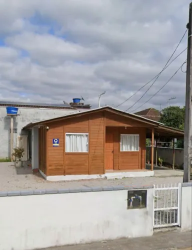Vendo casa de madeira em excelente estado completa