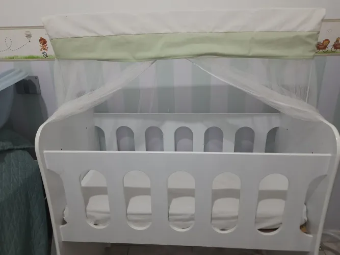 Berço multifuncional semi novo ,mosquiteiro, colchão, 2 lençóis e uma banheira