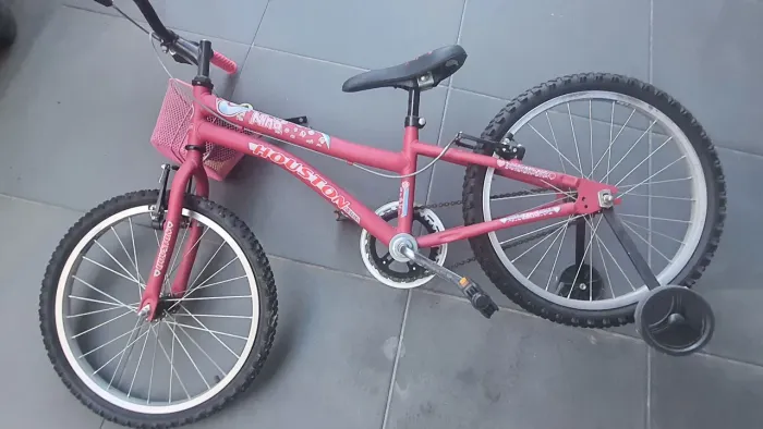 Bicicleta infantil de menina- cor de rosa- com cestinha e rodinhas