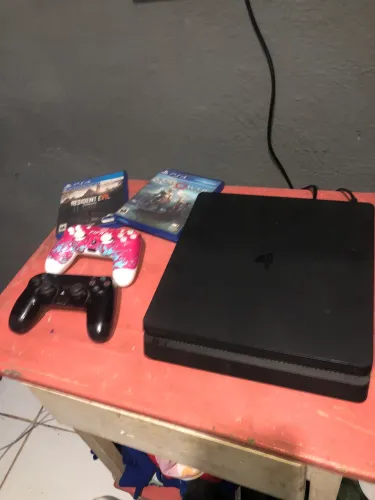 PS4 slim 1000TB com 2 controles 1 original e o outro paralelo, acompanha dois jogos