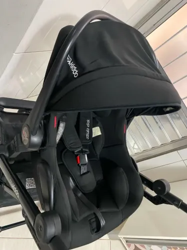 Carrinho de bebê e bebê conforto