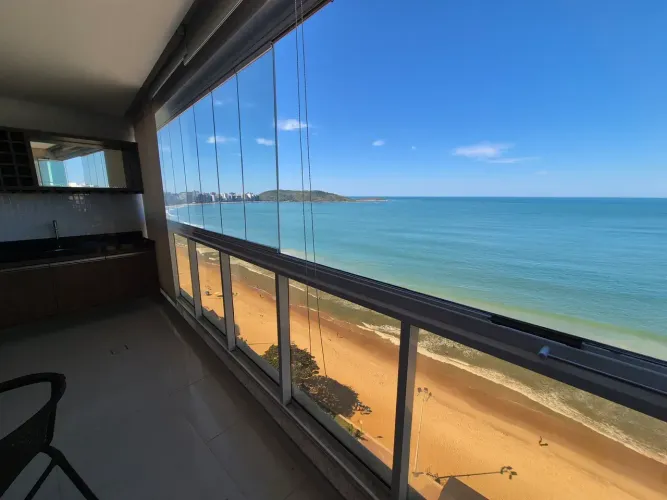 Apartamento Frente Mar, 155m2, com 3 Suítes. Aluguel Anual. 2 VG. Praia do Morro.