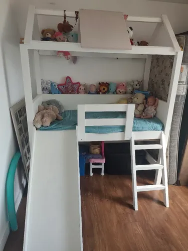 Cama infantil com escorregador