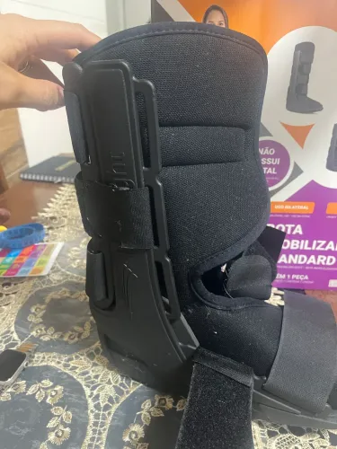 Bota imobilizadora e muleta 