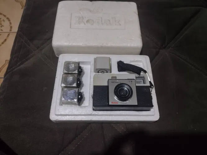 Câmara Kodak Instamatic 25 com flash