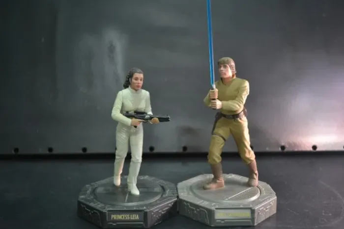 2 Estátuas Star Wars Epic Force: Luke + Leia - Hasbro
