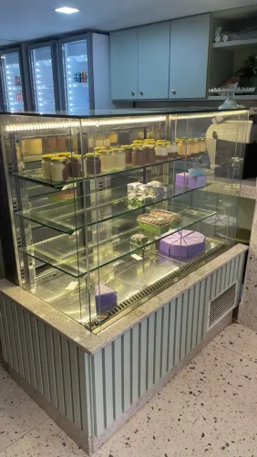 VITRINE REFRIGERADO PARA CONFEITARIA.