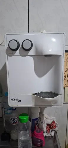 Purificador de água soft slim com marcas de uso e sujo mais compressor funcionando