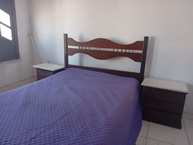 Conjunto de cama com os criados e colchao mudos em Madeira