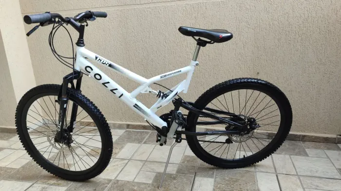 Bicicleta colli aro 26 freios a disco.