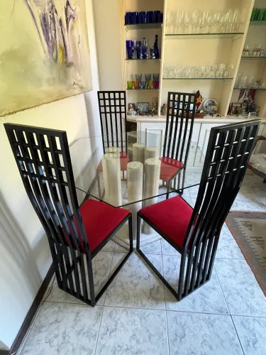 Mesa de jantar com tampo de vidro + 4 cadeiras