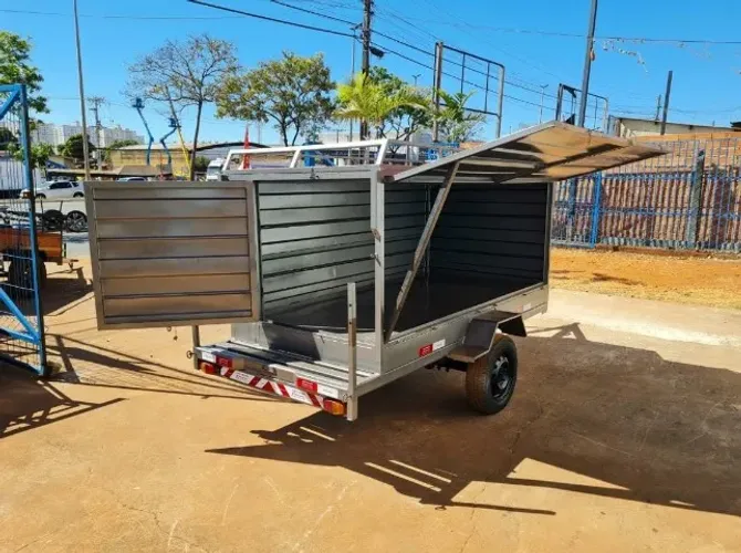 Carretinha baú fechado 2, 50 mt comprimento por 1,20 de largura por 1,20 de altura $ $8,70