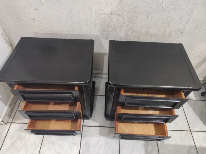 Vendo 2 criado mudo de madeira maciça Mogno com 3 gavetas