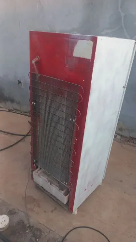 Estou vendendo essa geladeira essa geladeira consul estou feio de pintura mais tá gelando
