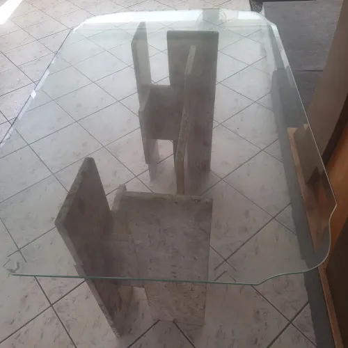 Mesa de mármore e tampo de vidro