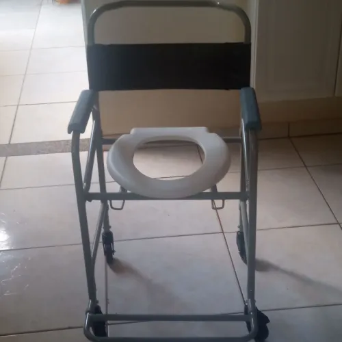 CADEIRA DE BANHO HIGIÊNICA DOBRÁVEL E DESMONTÁVEL