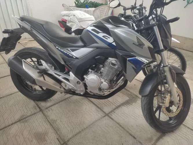 CB 250 em ótimo estado em ponto de transferência