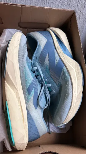 Tênis New balance V4 Rebel