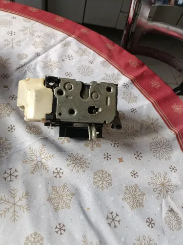 Vende se uma fechadura de carro estrada 2013