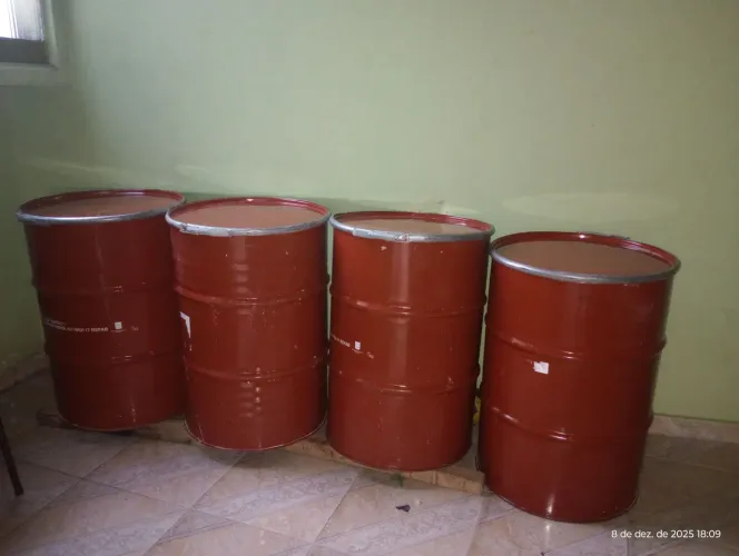 Tambor de metal 200 com tampa e abraçadeiras de aço..
