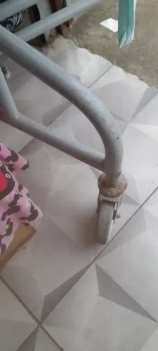 Arara de ferro  aguenta muito peso tem rodas muito boas e fortes 