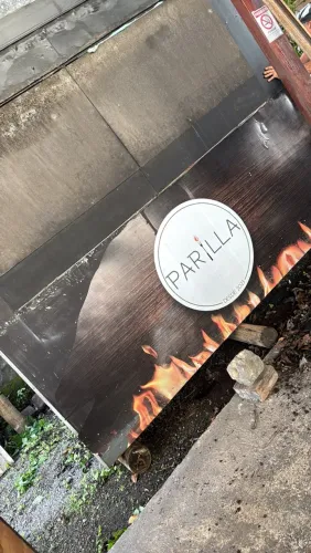 Vende-se esta loja. A estrutura não possui rodas, portanto deverá ser retirada do local.