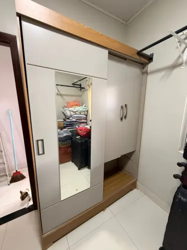 Venda de guarda-roupa, TV , painel de TV e araras de ferro