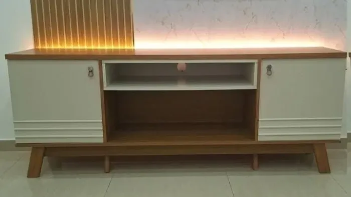 Rack para TV Estilo Retrô (Off White / Amadeirado)