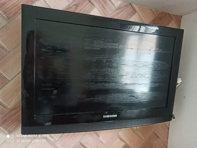 TV Sansung 32 HD funcionando. Só película rachada