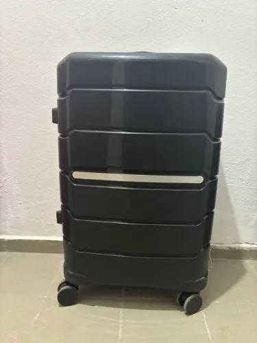 Mala de viagem média 23kg Polipropileno - Preta com 4 rodas giro 360°