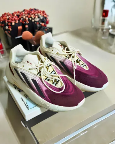 Tênis Adidas Ozelia Creme e Vinho 40 BR