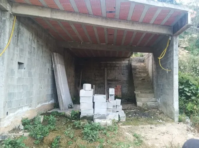CASA EM CONSTRUÇÃO.