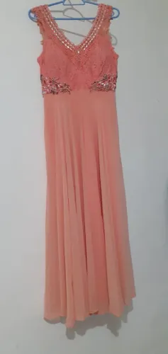 Vestido longo cor salmão para festas sociais