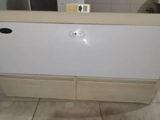 Vendo ar-condicionado piso teto Carrie 36000 BTUs funcionando perfeitamente .