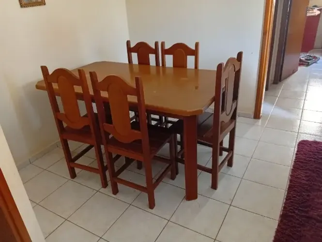 Mesa de madeira com 6 cadeiras
