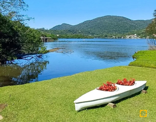 Chalé em Condomínio na beira da Lagoa da Conceição, um pedaço do paraíso