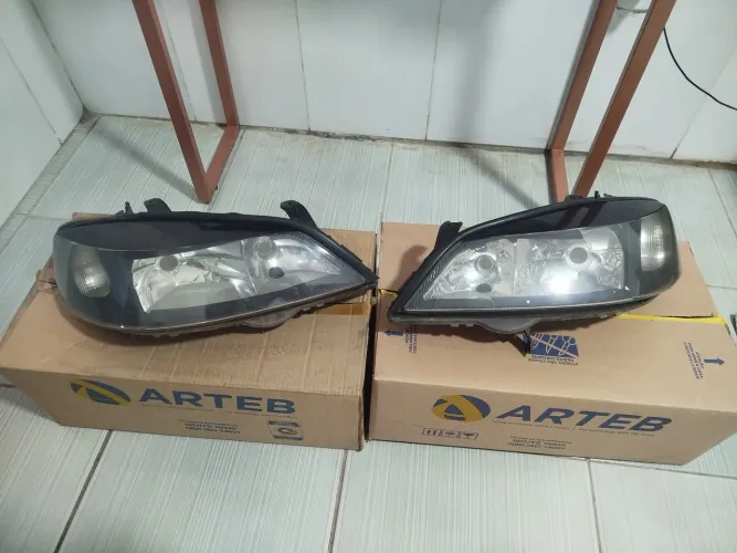 Par de Faróis Arteb do Astra 99 a 2002 Em perfeito Estado De Uso 