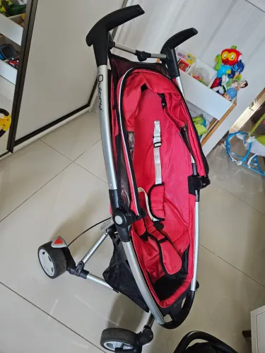 Carrinho Quinny+bebê conforto+base para carro(não está na foto)+ bolsa de transporte