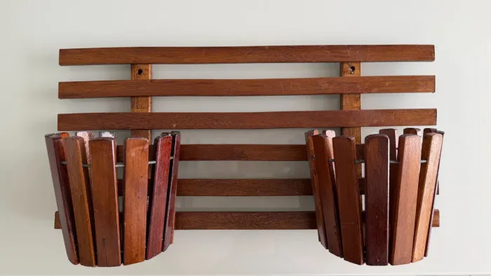 Suporte de parede em madeira para vasos