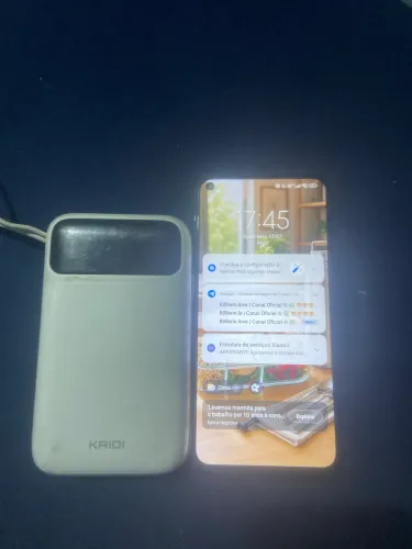 Celular e carregador portátil