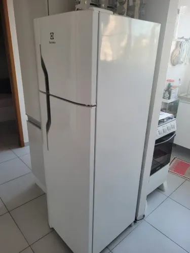 Refrigerador Eletrolux Cycle Defrost 260 Litros