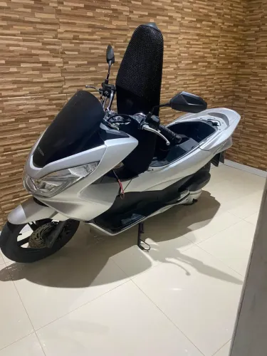 Vendo moto Pcx 150 cc bem conservada moto de mulher